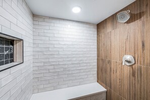Combined shower/tub, jetted tub, hair dryer, towels