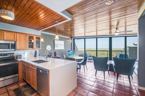 Beachfront huoneisto - Ylellisesti päivitetty upealla merinäköalalla!