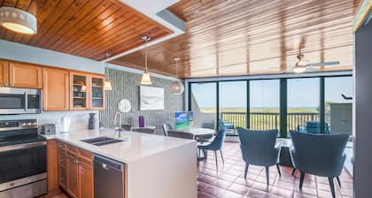 Beachfront huoneisto - Ylellisesti päivitetty upealla merinäköalalla!