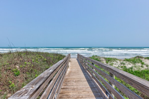 En la playa y camastros 