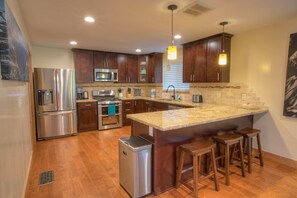 Jääkaappi, mikroaaltouuni, uuni, liesi