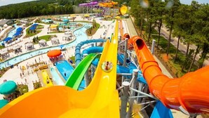 Parque acuático con múltiples toboganes y piscinas.