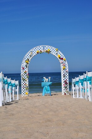 Plage, chaises longues, serviettes de plage
