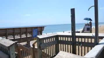 En la playa, camastros y toallas de playa