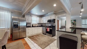 冷蔵庫、電子レンジ、オーブン、コンロ