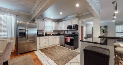 The Beverly Hills of Nashville, Close to it all! No stairs and a pool table