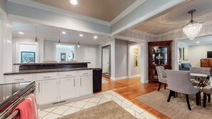 Interior - The Beverly Hills of Nashville, Close to it all! No stairs and a pool table (Nashville)