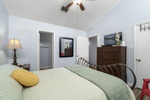 3 Schlafzimmer, Schreibtisch, Bügeleisen/Bügelbrett, Reisekinderbett
