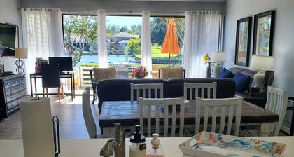 Fun Waterfront Condo huhtikuussa Sound - vieressä Country Club, allas, Golf, Kalastus