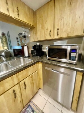 Réfrigérateur, four à micro-ondes, un four, surface de cuisson