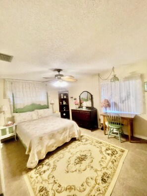 2 slaapkamers, een bureau, een strijkplank/strijkijzer, gratis wifi