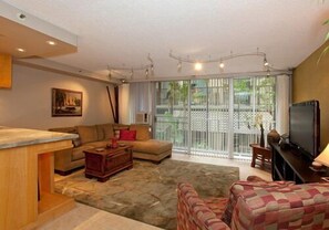 Smart TV, DVD player, stereo - Makai Suite - 2 bdrm, 1 bath on Hawaii's Gold Coast (Honolulu)