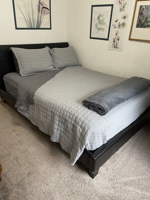 2 habitaciones, tabla de planchar con plancha y cuna de viaje 