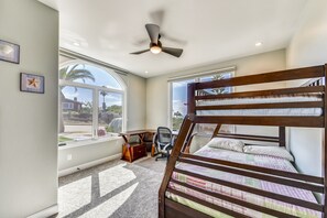 4 chambres, bureau, fer et planche à repasser, accès au Wi-Fi (inclus)