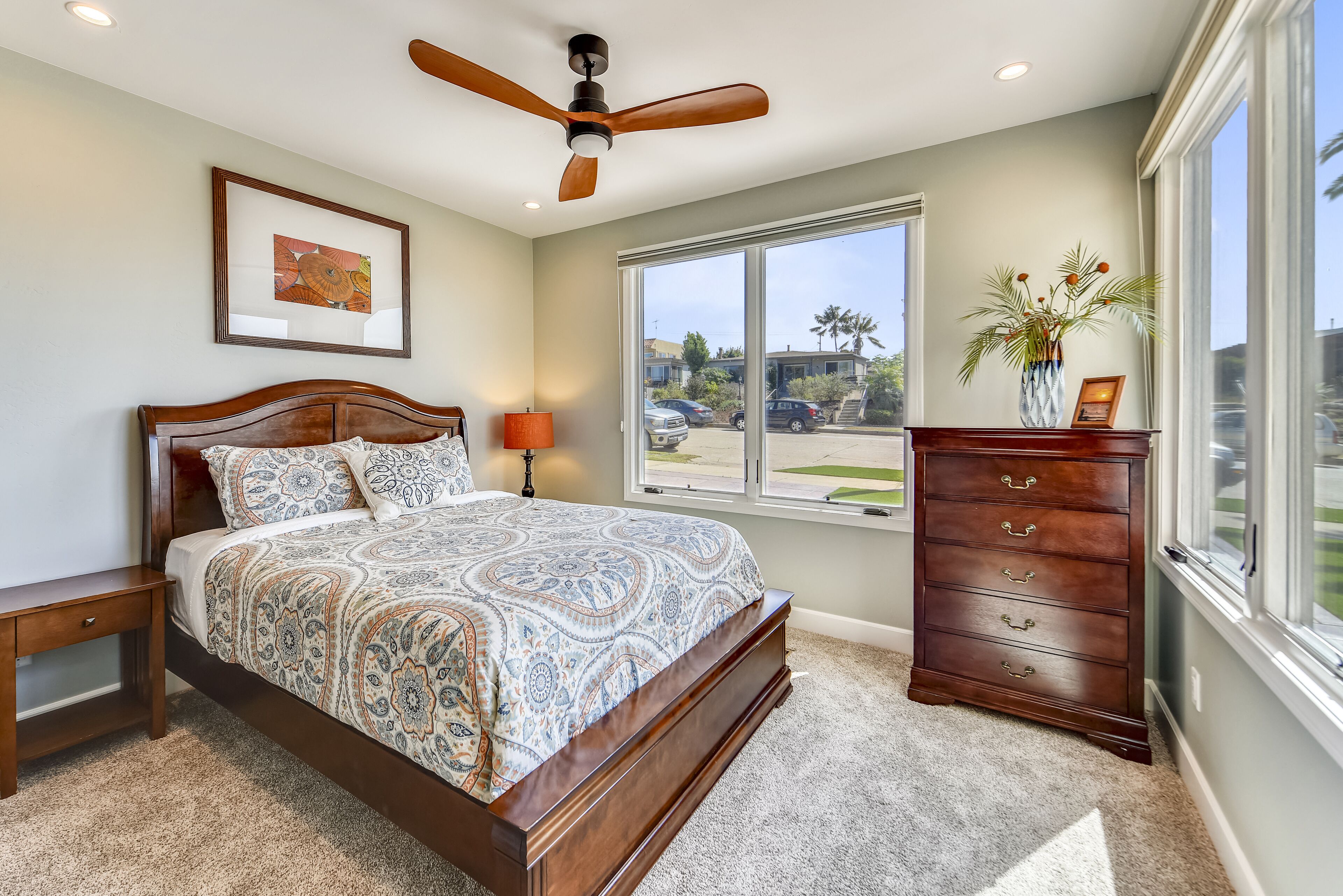 4 bedrooms, desk, iron/ironing board, WiFi (free)