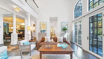 Smart TV, chimenea, reproductor de DVD y tenis de mesa