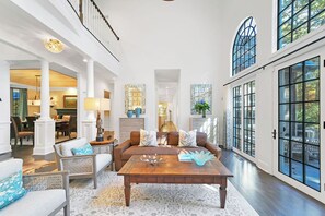 Smart TV, chimenea, reproductor de DVD y tenis de mesa