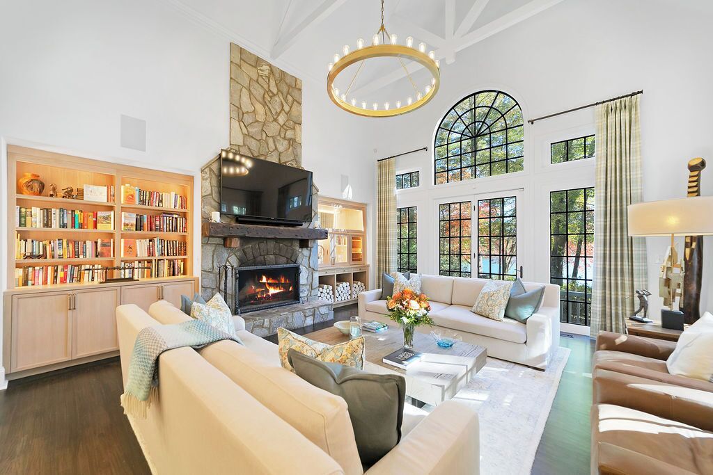 Smart TV, chimenea, reproductor de DVD y tenis de mesa 