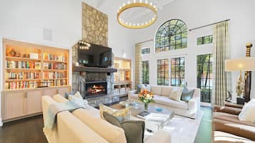 Smart TV, chimenea, reproductor de DVD y tenis de mesa