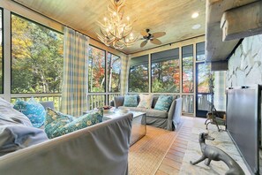 TV connectée, cheminée, lecteur de DVD, table de tennis de table