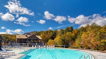 Alberca al aire libre y alberca climatizada
