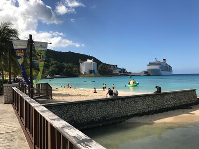 Gordon's Beachfront Condo