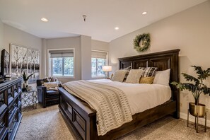 3 bedrooms, desk, iron/ironing board, travel cot - FAMILY FAVORITE_SKI In/Out_Peak 9_VILLAGE @ BRECK_Qk Silver Lift_Hot tubs + Pool (Breckenridge)