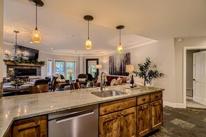 Interior - LUXURY_ SKI In/Out_Quick Silver Lift_Peak 9_VILLAGE @ BRECKENRIDGE_Hot tub, Pool (Breckenridge)