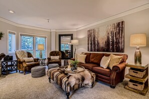 Smart TV, fireplace, video games, DVD player - FAMILY FAVORITE_SKI In/Out_Peak 9_VILLAGE @ BRECK_Qk Silver Lift_Hot tubs + Pool (Breckenridge)