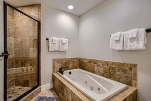 Combined shower/tub, jetted tub, hair dryer, towels - SUMMER FAVORITE_Peak 9_Main St 2 blks - Village at Breck Resort_Hot tubs, Pool+ (Breckenridge)