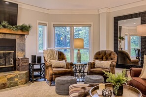 Smart TV, fireplace, video games, DVD player - FAMILY FAVORITE_SKI In/Out_Peak 9_VILLAGE @ BRECK_Qk Silver Lift_Hot tubs + Pool (Breckenridge)