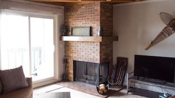 Televisión, chimenea, reproductor de DVD y tenis de mesa