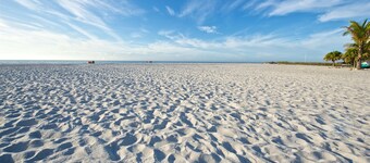 THE COTTAGE - 32 Steps to the Beach - Sleeps 2, drive to your door, Wifi, Grill.