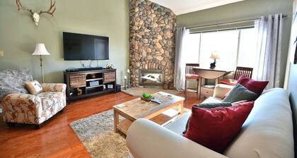 Tilava huoneisto, jossa on kauniit vuoristomaisemat. 2 BR / 2 kylpy nukkuu 6 vierasta.