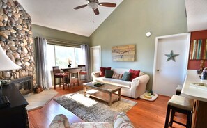 Smart-TV, Kamin, DVD-Player, Tischfußball