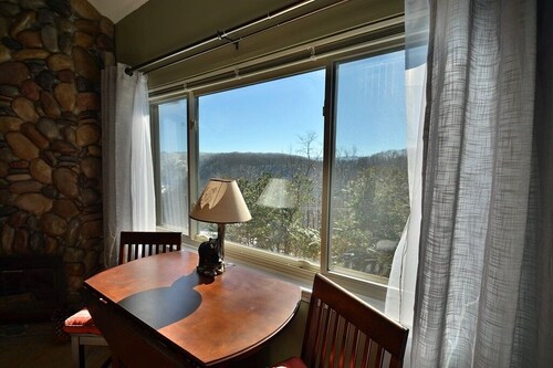Spacious Condo with beautiful Mountain Views.  2 BR/2Bath sleeps 6 guests.