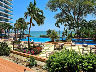 Beachfront Bahia! 3 Bedroom, 3.5 Bathrooms, Spectacular Pools, Flex Cancellation
