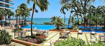 Beachfront Bahia! 3 Bedroom, 3.5 Bathrooms, Spectacular Pools, Flex Cancellation