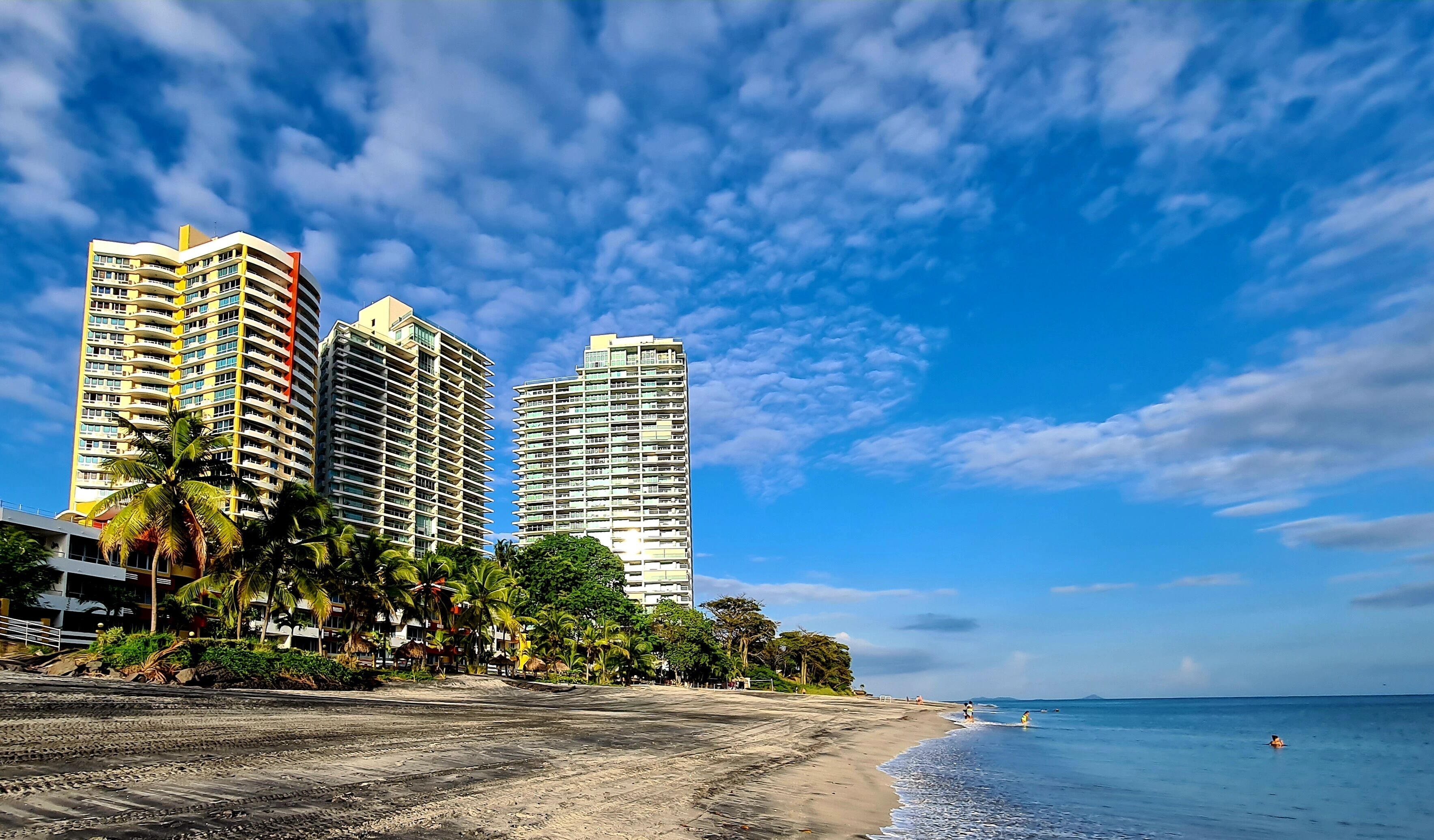 Plage, chaises longues, serviettes de plage