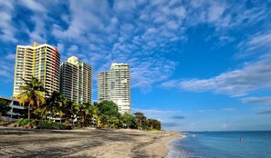 På stranden, liggestole, badehåndklæder