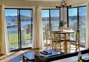 Smart-TV, Kamin, DVD-Player, Bücher