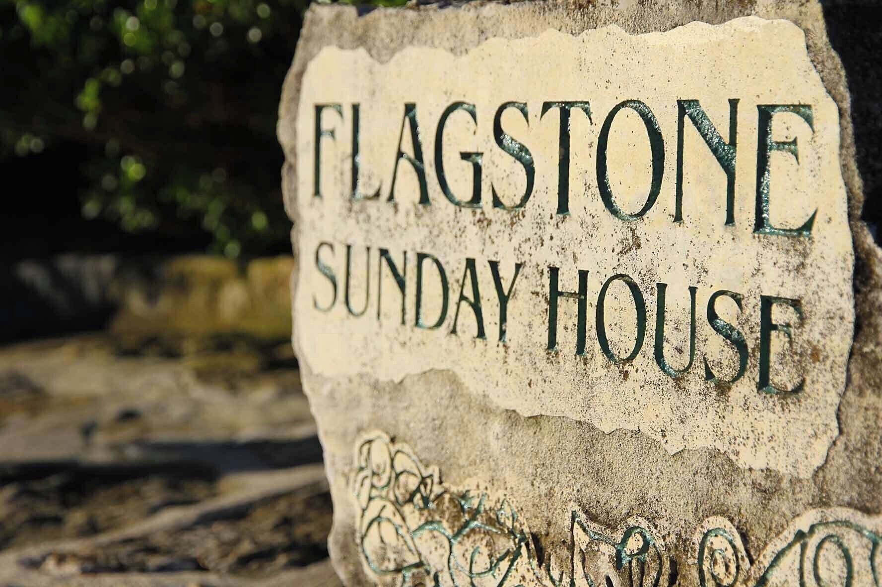 Kivitaulu, jossa lukee: ”FLAGSTONE SUNDAY HOUSE”.