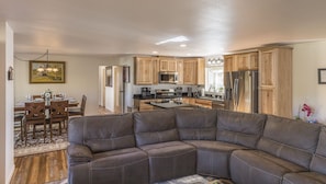 Smart TV, fireplace, ping pong, books