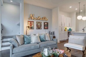 TV - 6 BR Gulch Homes, Garages, Rooftops, Walk to Gulch  10 Mins to Broadway, 24 Hour Hospitality Team, Perfect for Groups (Nashville)