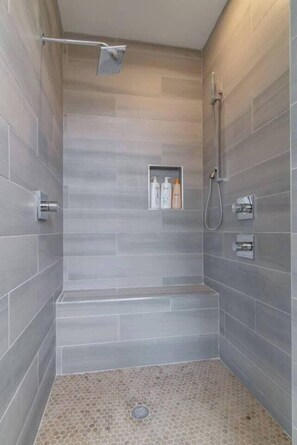 Bathtub, hair dryer, towels, shampoo - 6 BR Gulch Homes, Garages, Rooftops, Walk to Gulch  10 Mins to Broadway, 24 Hour Hospitality Team, Perfect for Groups (Nashville)