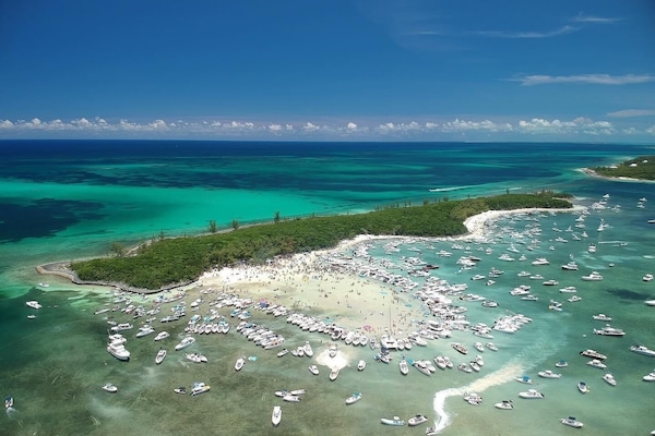 Nær stranden, solsenger og strandhåndklær