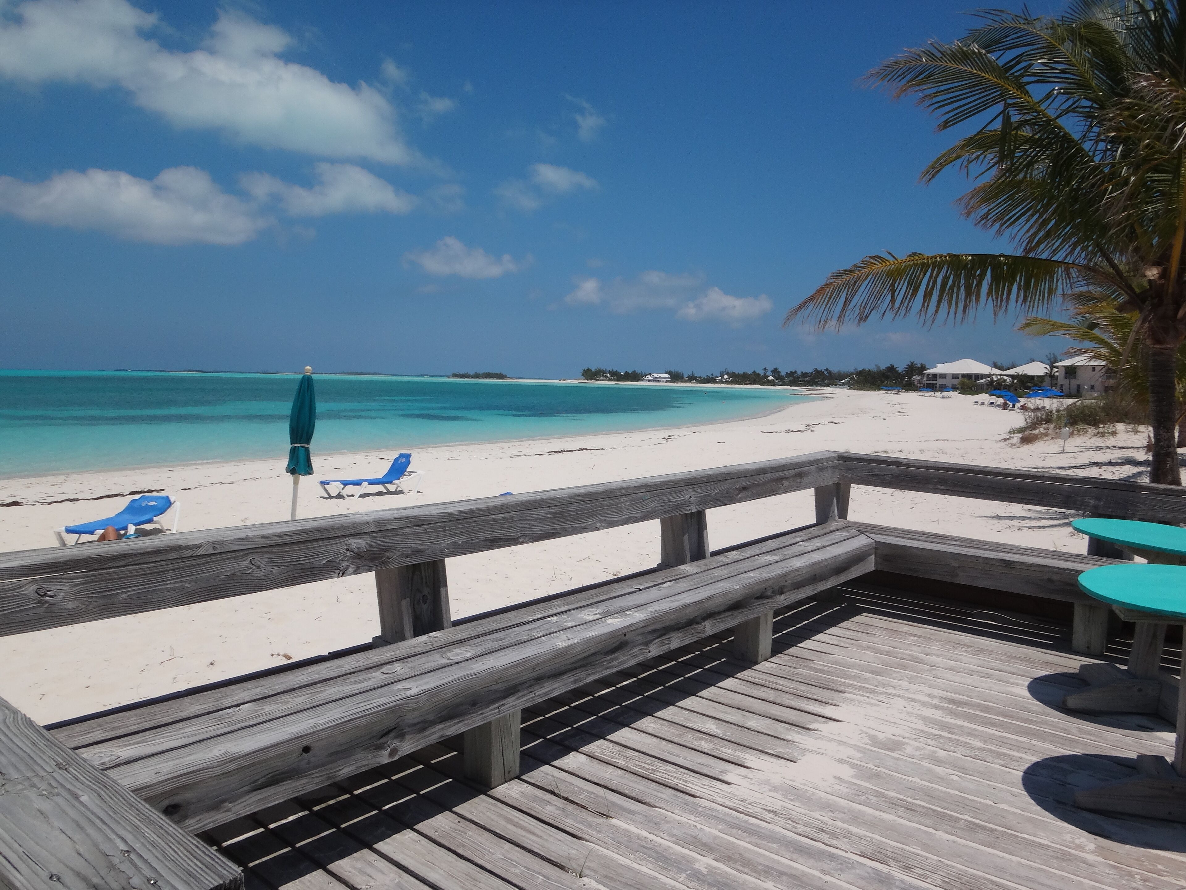 Plage à proximité, chaises longues, serviettes de plage