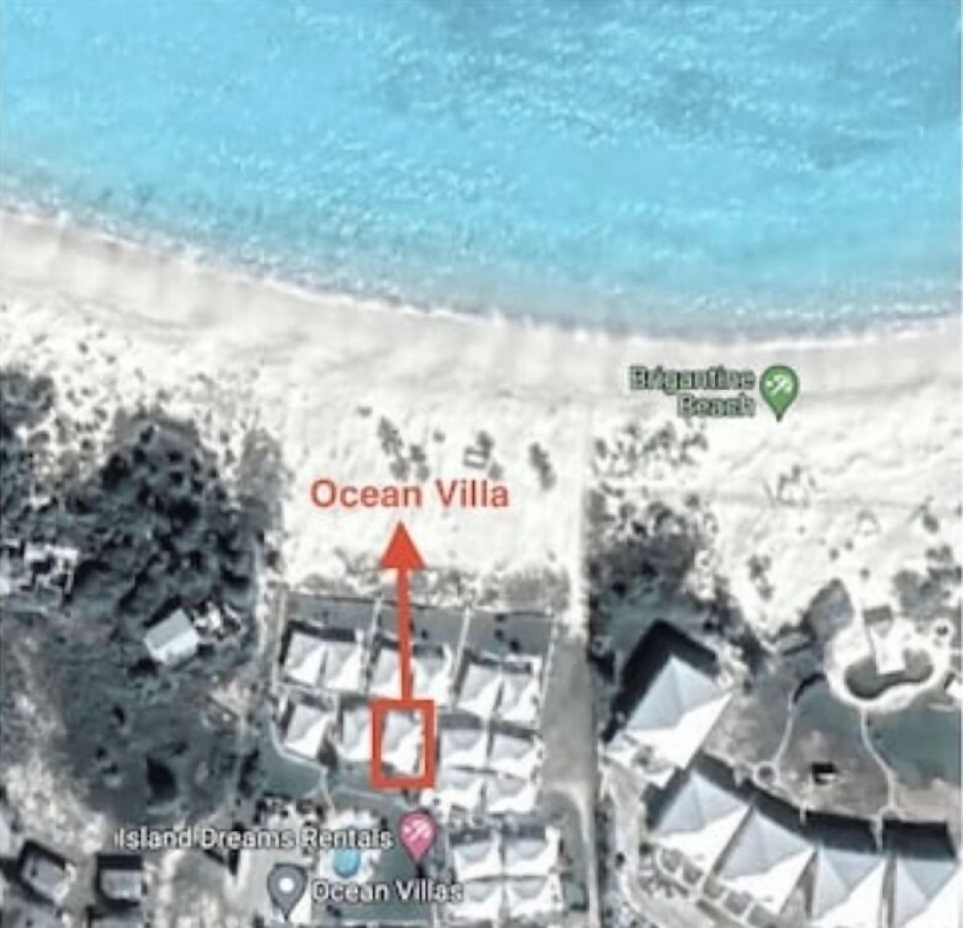 Une vue satellite d’Ocean Villas, qui met en évidence son emplacement en bord de mer grâce à une flèche rouge bien visible pointant vers la propriété.