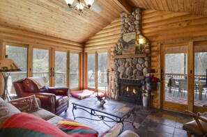 Smart-TV, Kamin, DVD-Player, Tischtennisplatte