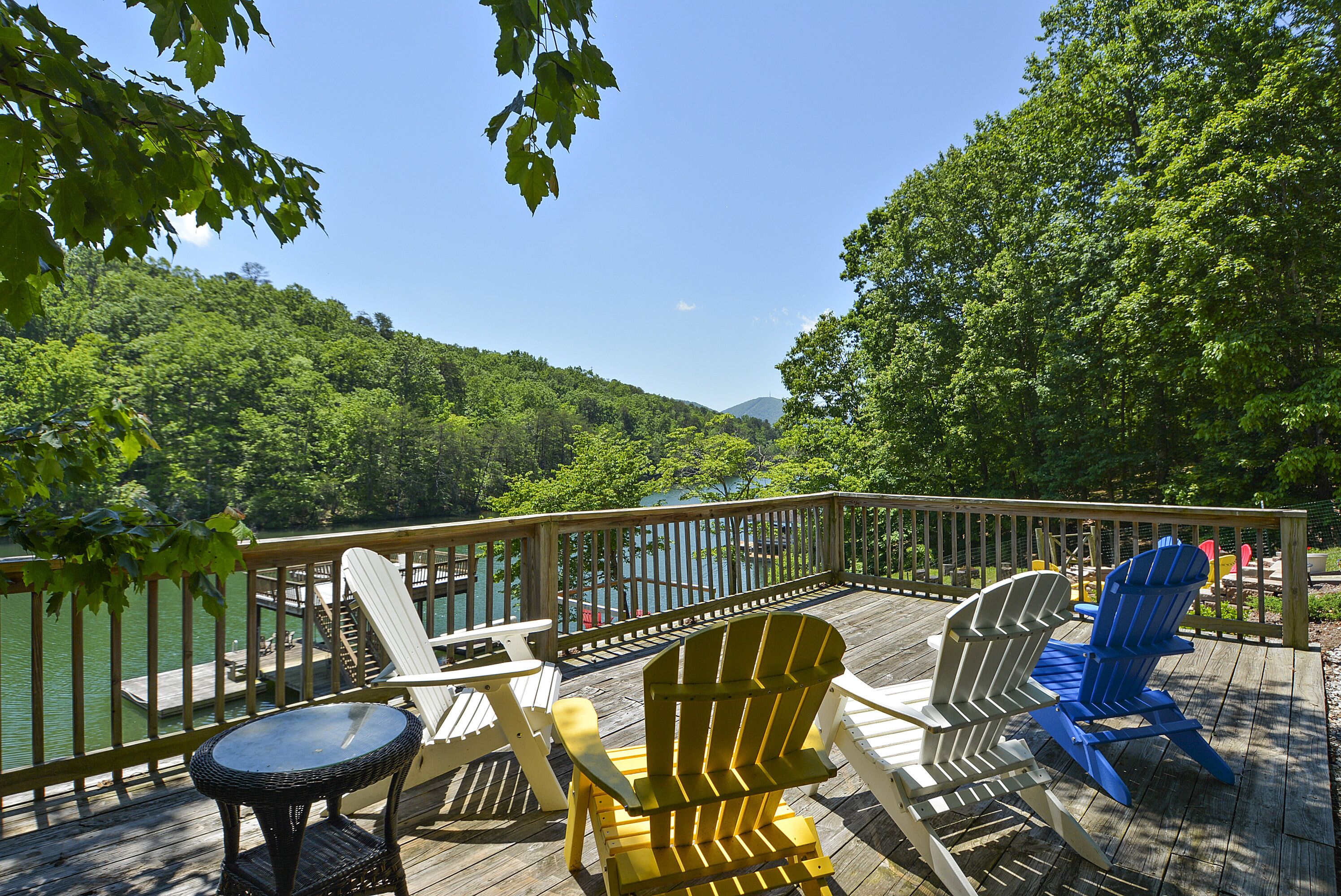 Lakefront,Hot-Tub, Fire-Pit, Dogs allowed,fireplaces, Fenced yard, Pool Table,